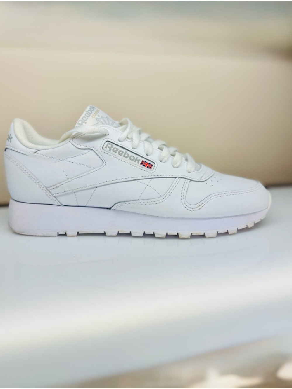 Reebok White Leather Vintage  Low-Top Sneaker Sz 7 Wms